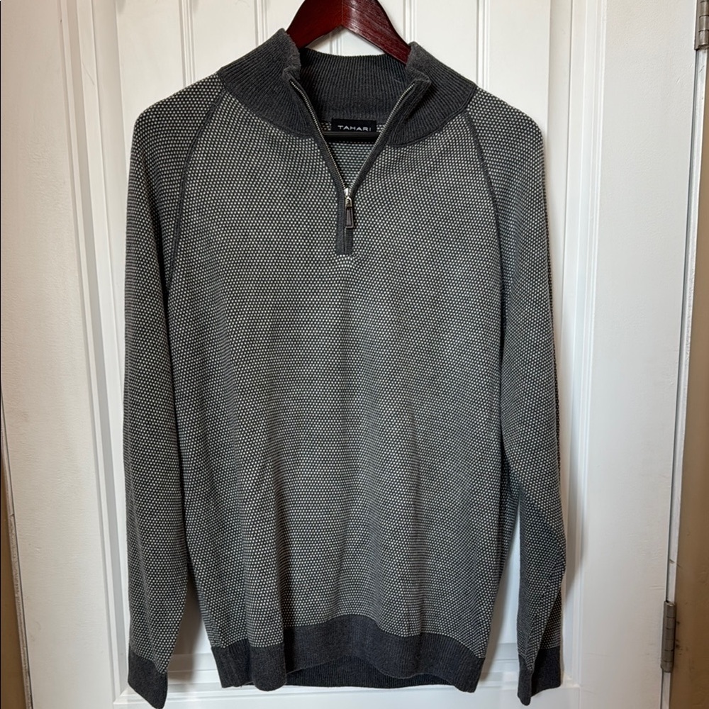 Wool blended TAHARI Men's Gray Sweater. Size large. New with tags.
